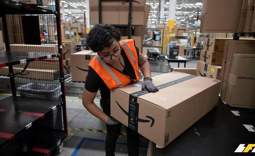 22mai2025---trabalhadora-manuseia-caixa-com-logotipo-da-amazon-em-instalacao-da-empresa-em-tepotzotlan-no-mexico-1769686878287_v2_900x506